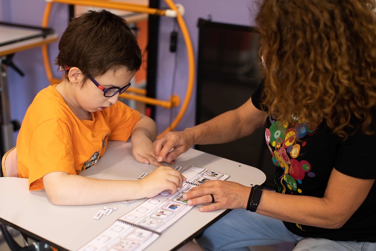 Profesionales y menores con parálisis cerebral y grandes necesidades de apoyo reciben formación y asesoramiento en Sistemas Aumentativos y Alternativos de Comunicación